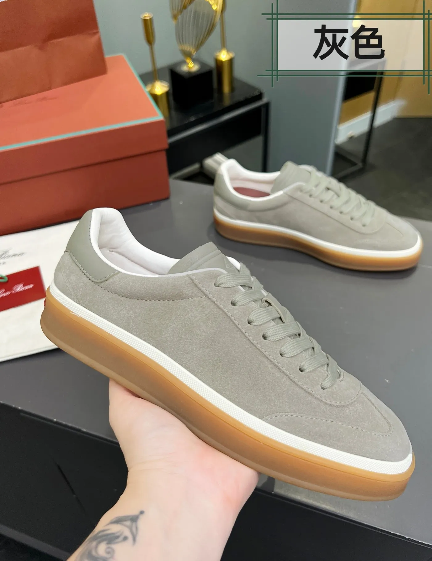 Men's shoes 💰600 purchasing agent, high version 🦅⛳️ Italy [Loro Piana] Tennis walk series LP couple's moral training shoes casual sports shoes sneakers 🎁🎁 Original purchase development and production This new suede tennis shoe adopts an ultra-low design, suitable for wearing all year round 👫👫 The wrapped sole creates an effortlessly attractive color combination that harmoniously blends functionality with understated style, making it the ideal shoe for urban wear. Soft calfskin tongue with Kummel color insert at the heel, cotton lace upper with embossed LP logo, cowhide suede sole, rubber-lined calfskin ✦Upper: imported first-layer cowhide➕customized original cowhide ✦lining: cowhide lining➕cowhide insole ✦sole: original molded TPR ultra-light outsole ✦packaging: original complete package ✦Female size: 35--40 ✦Male size: 39--45